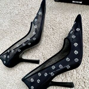 Elegant Black Heels with Classic Silhouette